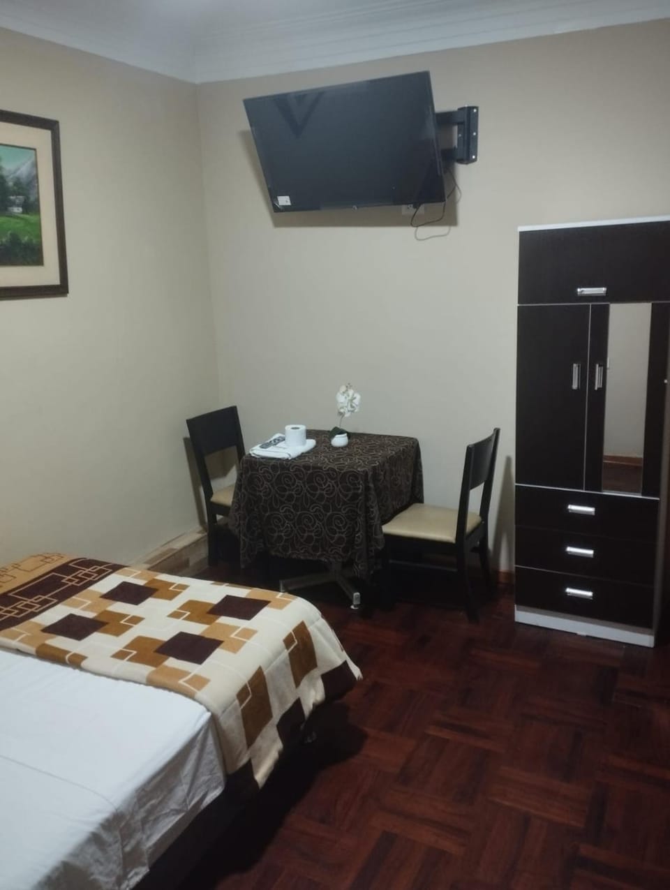 Bed, TV and multimedia, Photo of the whole room, Bedroom