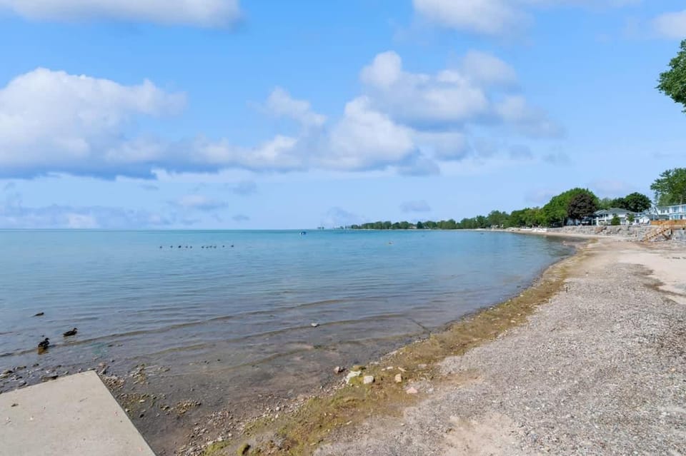 Mins. to Crystal Beach | Loft| Hot Tub| Spa Bath! Apartment in Fort Erie