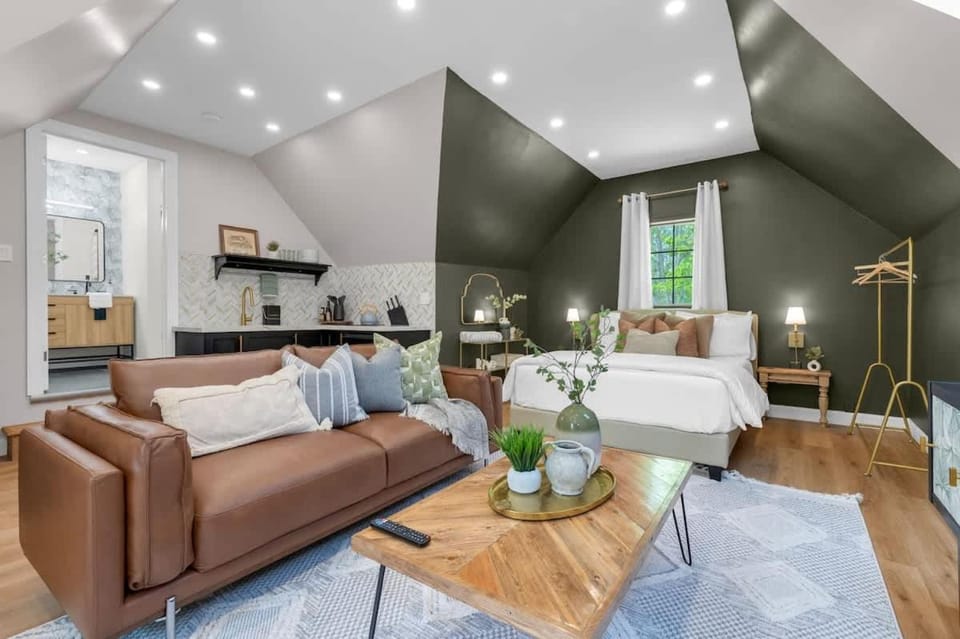 Mins. to Crystal Beach | Loft| Hot Tub| Spa Bath! Apartment in Fort Erie