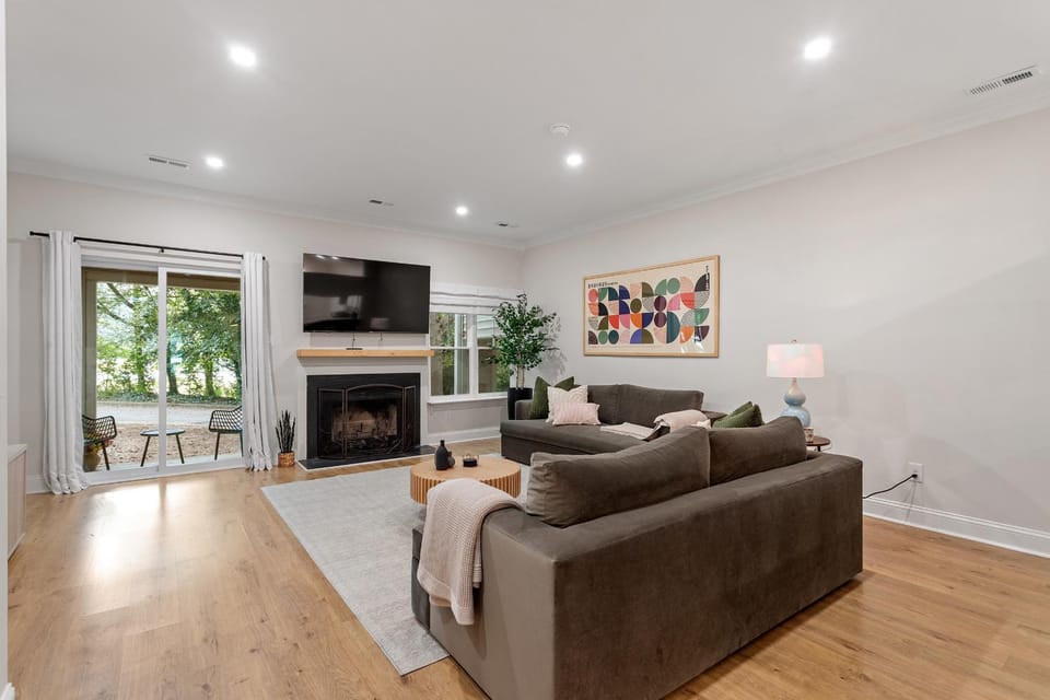 Communal lounge/ TV room, TV and multimedia, Living room, Seating area, Evening entertainment