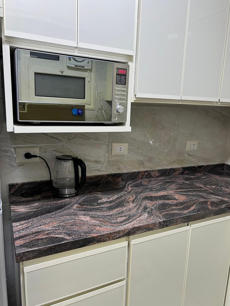 Kitchen or kitchenette, minibar