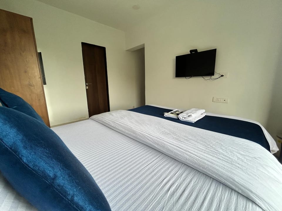 Bed, TV and multimedia, Bedroom, wardrobe