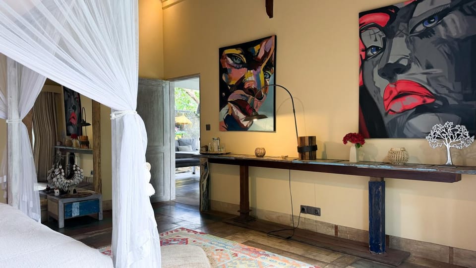 Photo of the whole room, Decorative detail