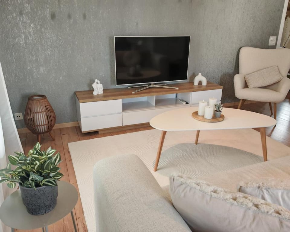 Communal lounge/ TV room, TV and multimedia, Living room, Seating area, Evening entertainment