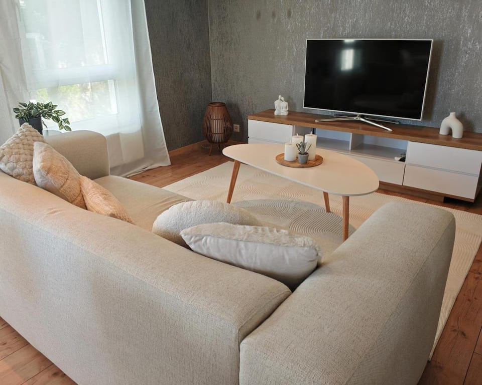 Communal lounge/ TV room, TV and multimedia, Living room, Seating area, Evening entertainment