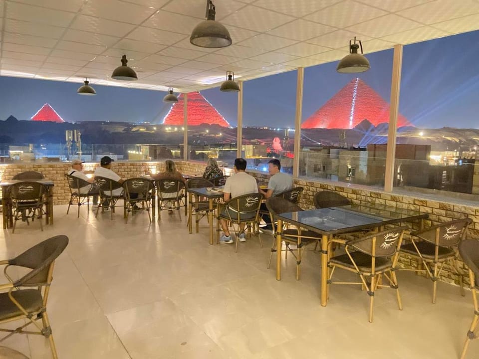 Restaurant/places to eat, Restaurant/places to eat, Living room, Banquet/Function facilities, Seating area
