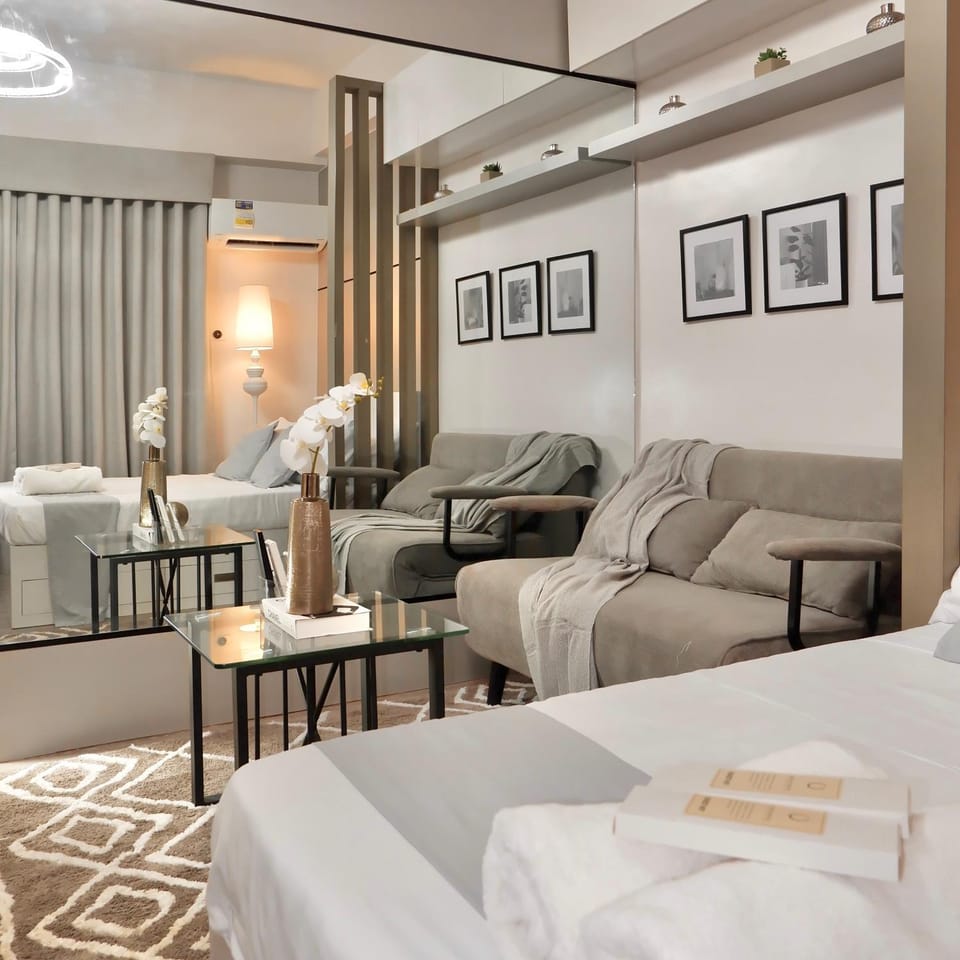Bed, Living room, Photo of the whole room, Seating area, Bedroom