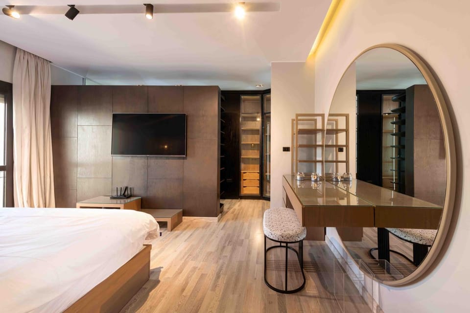 Bed, TV and multimedia, Bedroom