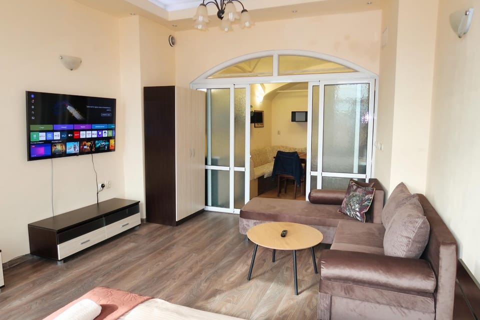 TV and multimedia, Living room, Seating area, Evening entertainment