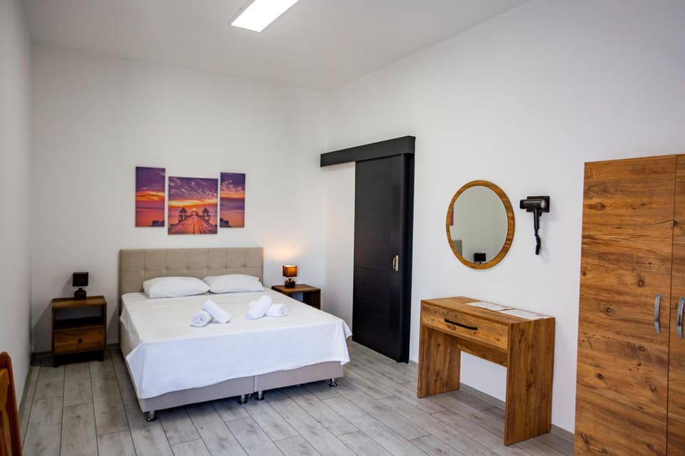 Photo of the whole room, Bedroom, wardrobe
