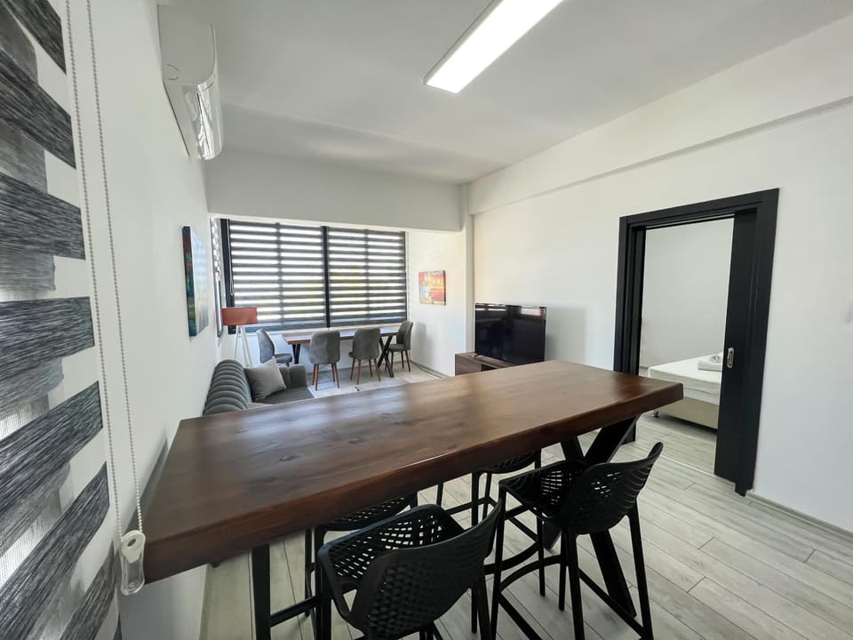 TV and multimedia, Living room, Seating area, Dining area