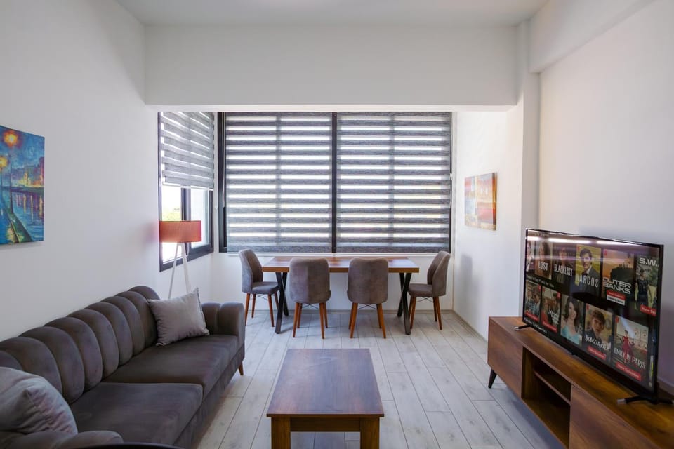 TV and multimedia, Living room, Seating area, Dining area