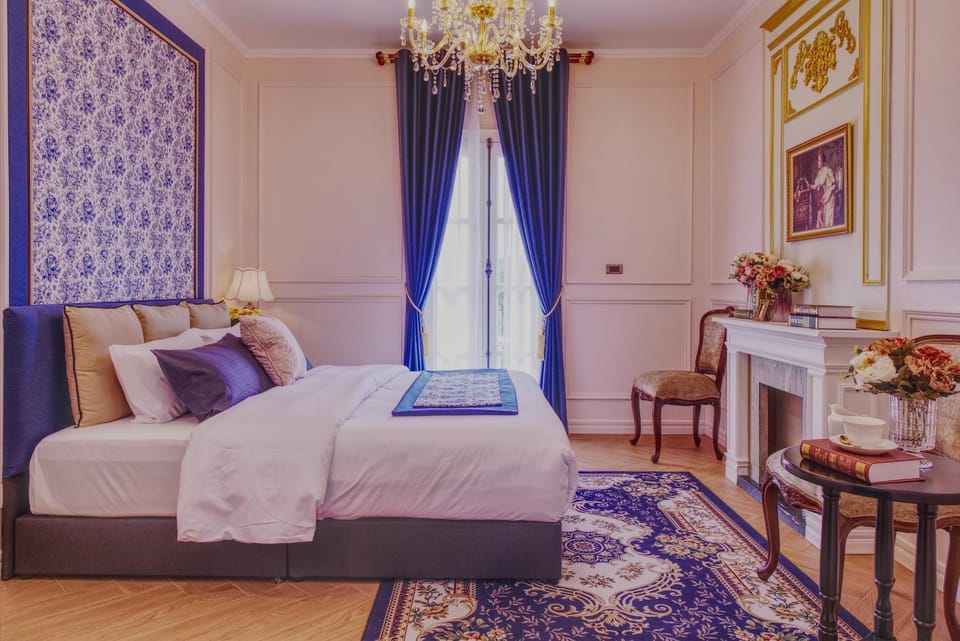 Bed, Photo of the whole room, Seating area, Bedroom