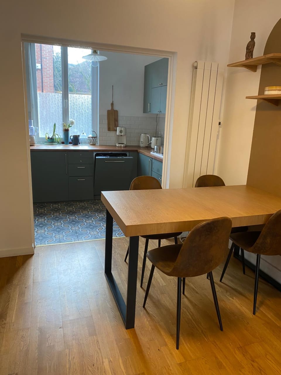 Kitchen or kitchenette, Dining area
