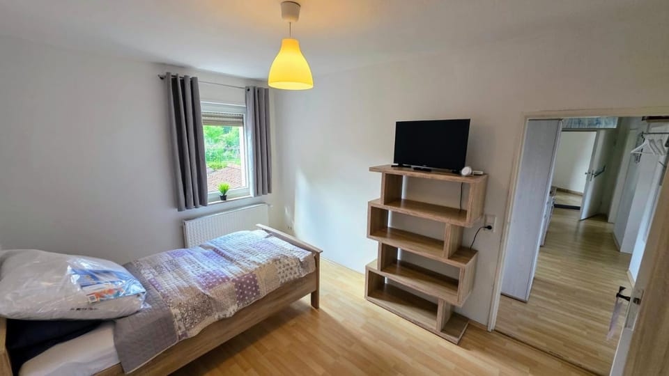 Bed, TV and multimedia, Photo of the whole room, Bedroom, wardrobe