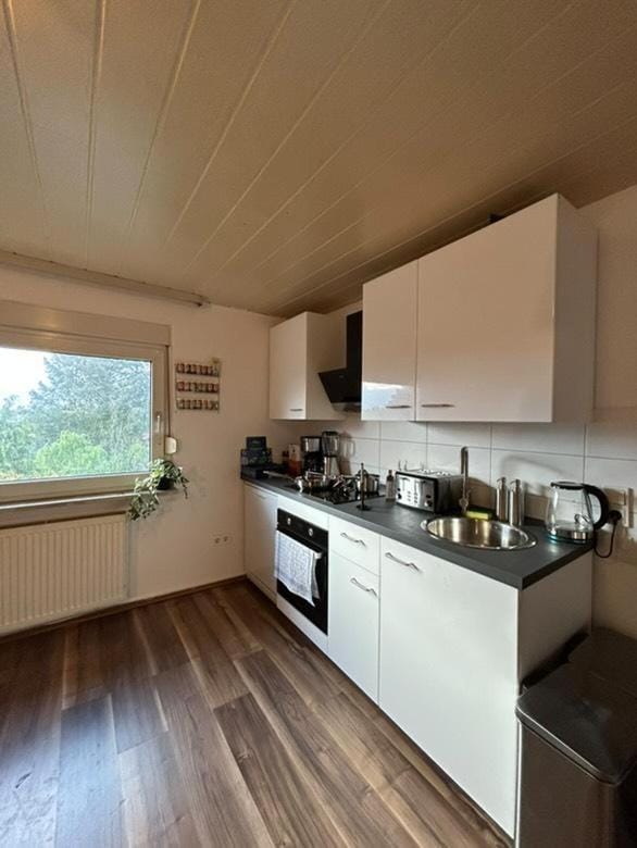 Mid Century 2 Zimmer Voll ausgestattete Kuche 75 Zoll TV Kingsize Apartment in Saarbrücken