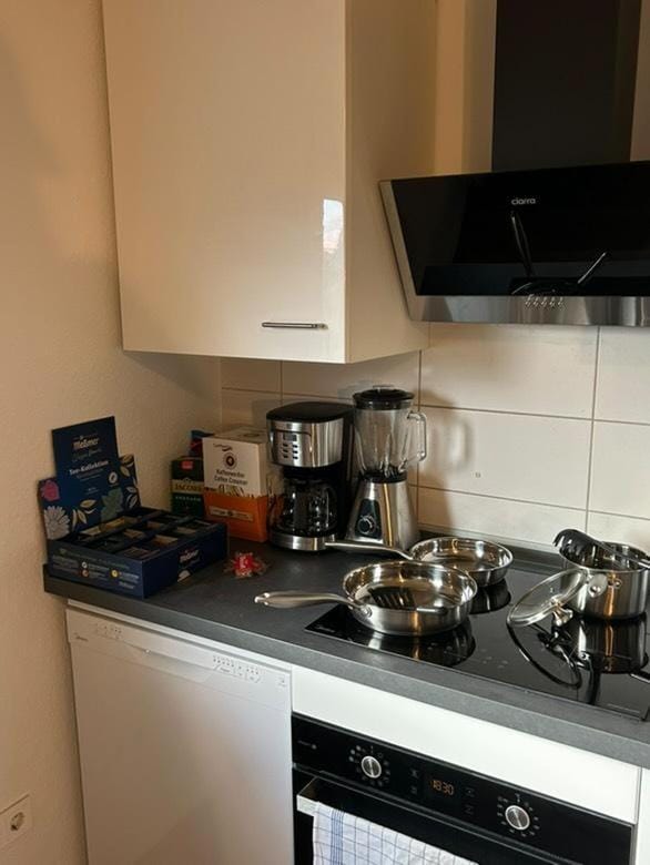 Mid Century 2 Zimmer Voll ausgestattete Kuche 75 Zoll TV Kingsize Apartment in Saarbrücken