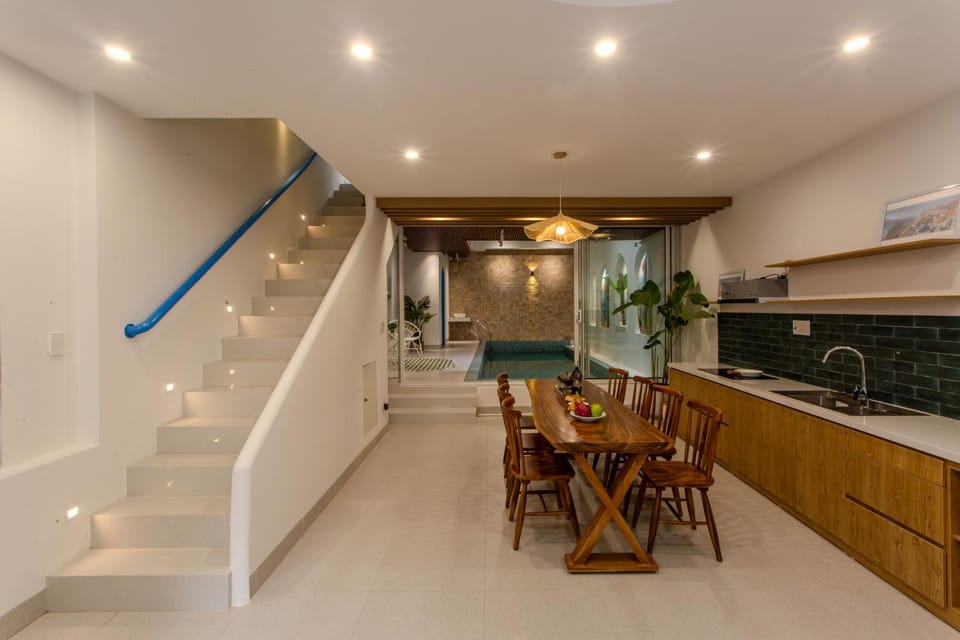 Nearby landmark, Restaurant/places to eat, Hot Tub, Hot Tub, View (from property/room), View (from property/room), Balcony/Terrace, Balcony/Terrace, Kitchen or kitchenette, Spa and wellness centre/facilities, Communal kitchen, City view, Lake view, Pool view, Pool view, Street view, Street view, Swimming pool, group of guests, group of guests, Quiet street view, Inner courtyard view, Bath, stove, kitchen