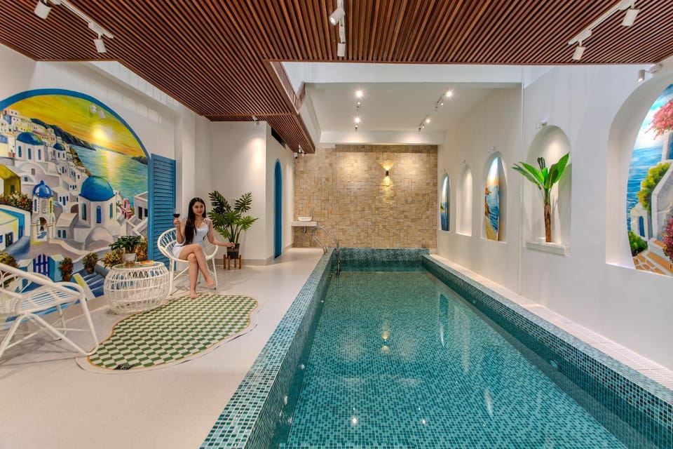 Communal lounge/ TV room, Hot Tub, Hot Tub, Balcony/Terrace, Balcony/Terrace, Kitchen or kitchenette, Communal kitchen, Pool view, Pool view, Swimming pool, group of guests, group of guests, Bath, stove, kitchen