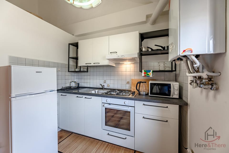 Kitchen or kitchenette, dishwasher, oven