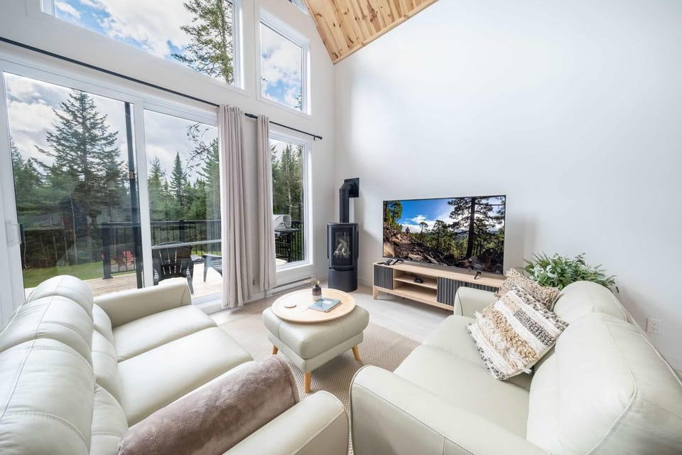 Spa and Pool Table - Chalet Ayoka Chalet in Quebec