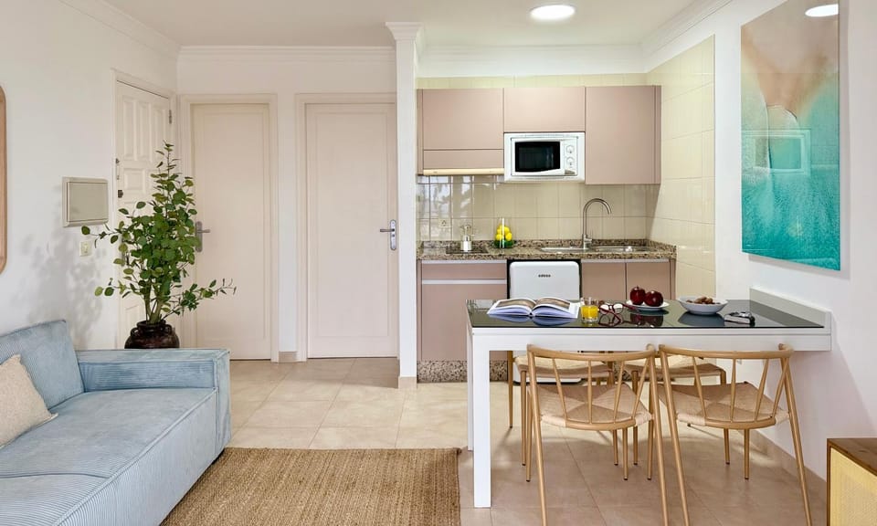 TV and multimedia, Kitchen or kitchenette, Living room, Seating area, Dining area