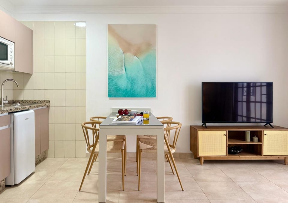 TV and multimedia, Kitchen or kitchenette, Dining area, stove
