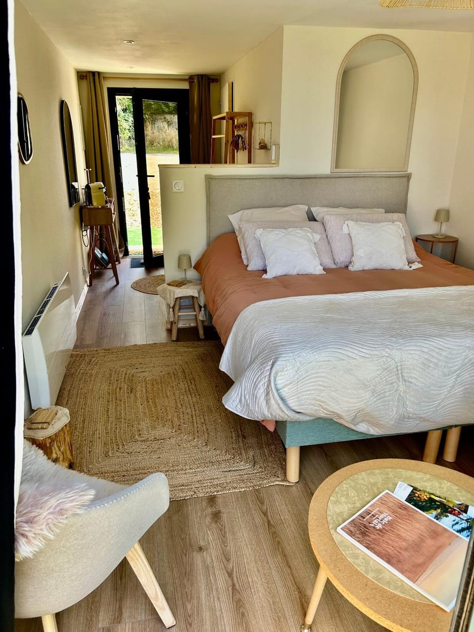 Photo of the whole room, Bedroom