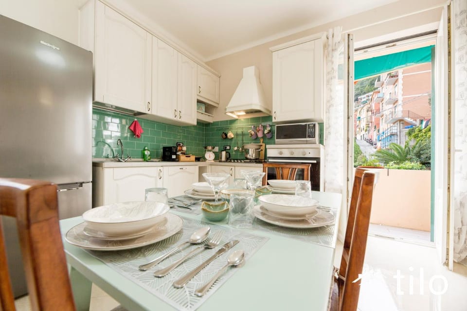 Kitchen or kitchenette, Food and drinks, Dining area, dishwasher, stove