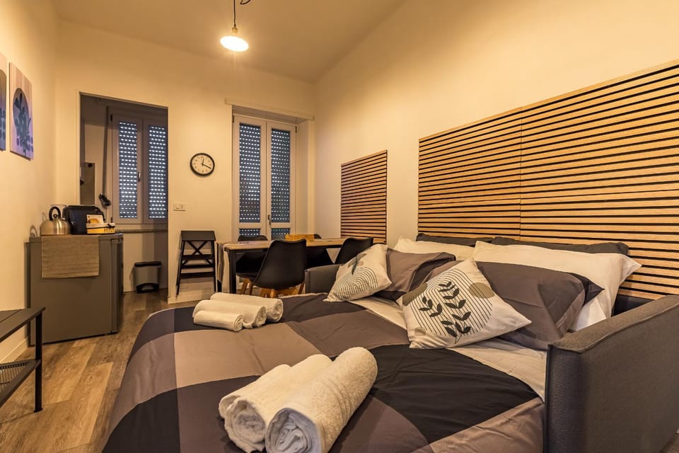 Bed, Living room, Seating area, Lunch
