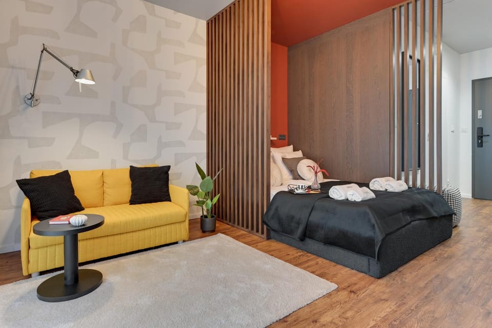 Bed, Photo of the whole room, Seating area, Bedroom, towels