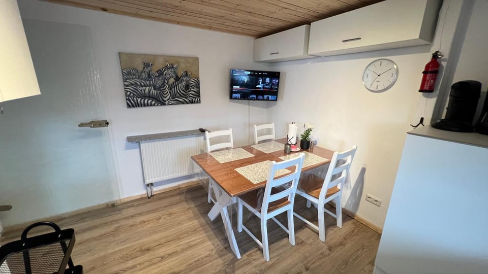 TV and multimedia, Kitchen or kitchenette, Seating area, Dining area