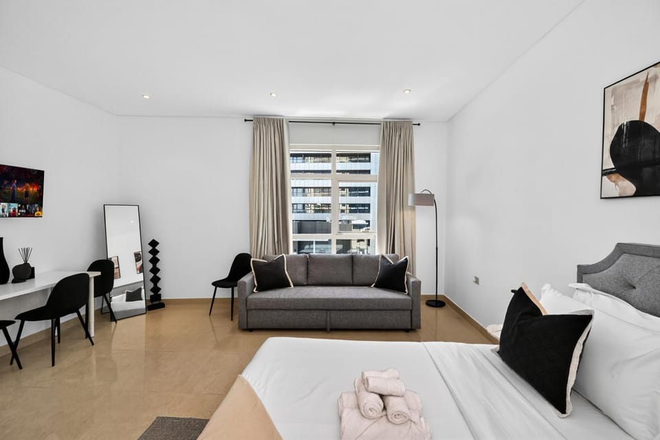 Bed, TV and multimedia, Living room, Photo of the whole room, Seating area, Bedroom