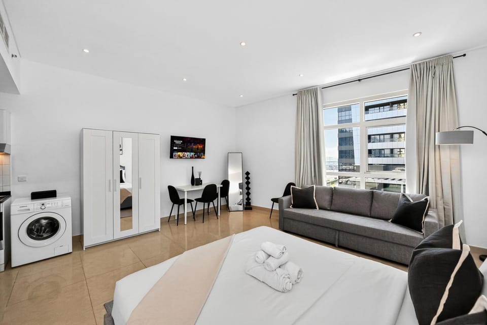Bed, TV and multimedia, Living room, Photo of the whole room, Seating area, Dining area, Evening entertainment, Bedroom, wardrobe, washing machine, air conditioner
