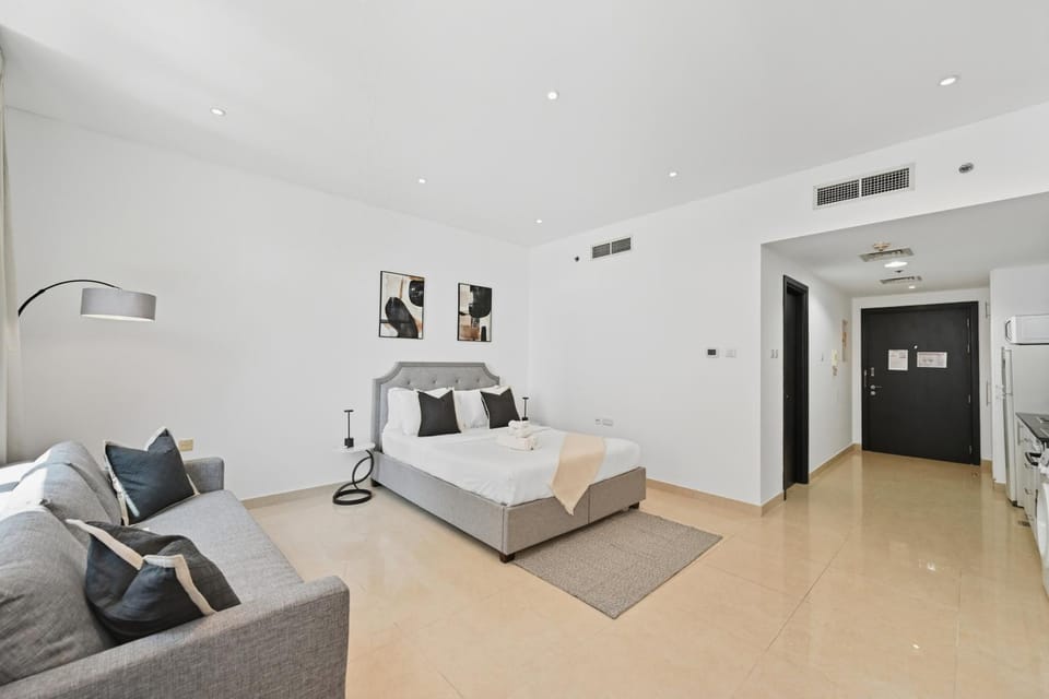Bed, Living room, Photo of the whole room, Seating area, Bedroom