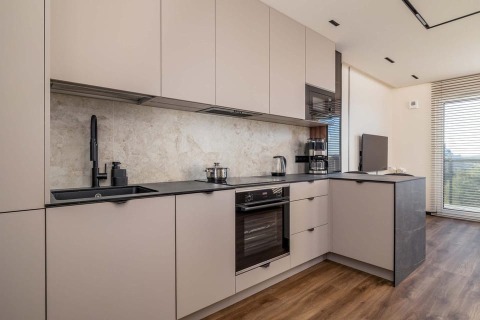 Coffee/tea facilities, Kitchen or kitchenette, stove