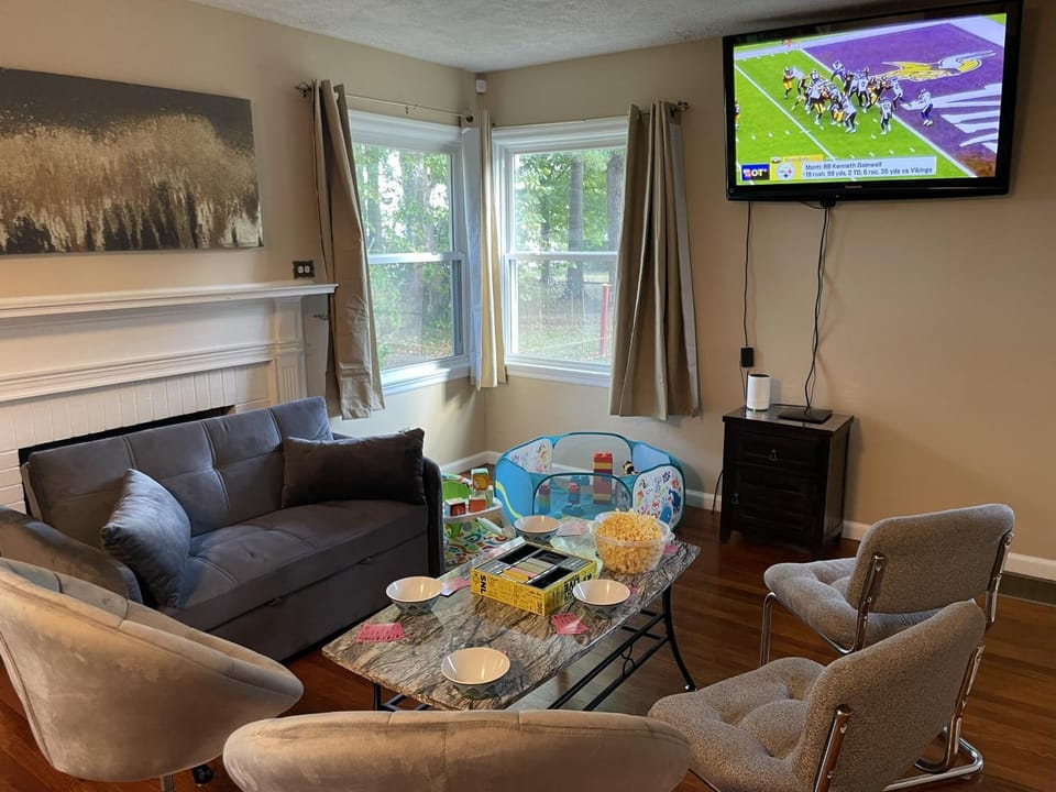 Communal lounge/ TV room, TV and multimedia, Living room, Food and drinks, Seating area, Evening entertainment