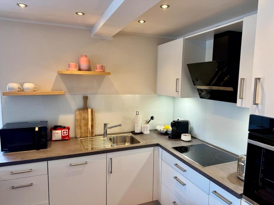 Coffee/tea facilities, Kitchen or kitchenette, dishwasher, oven, stove, toaster