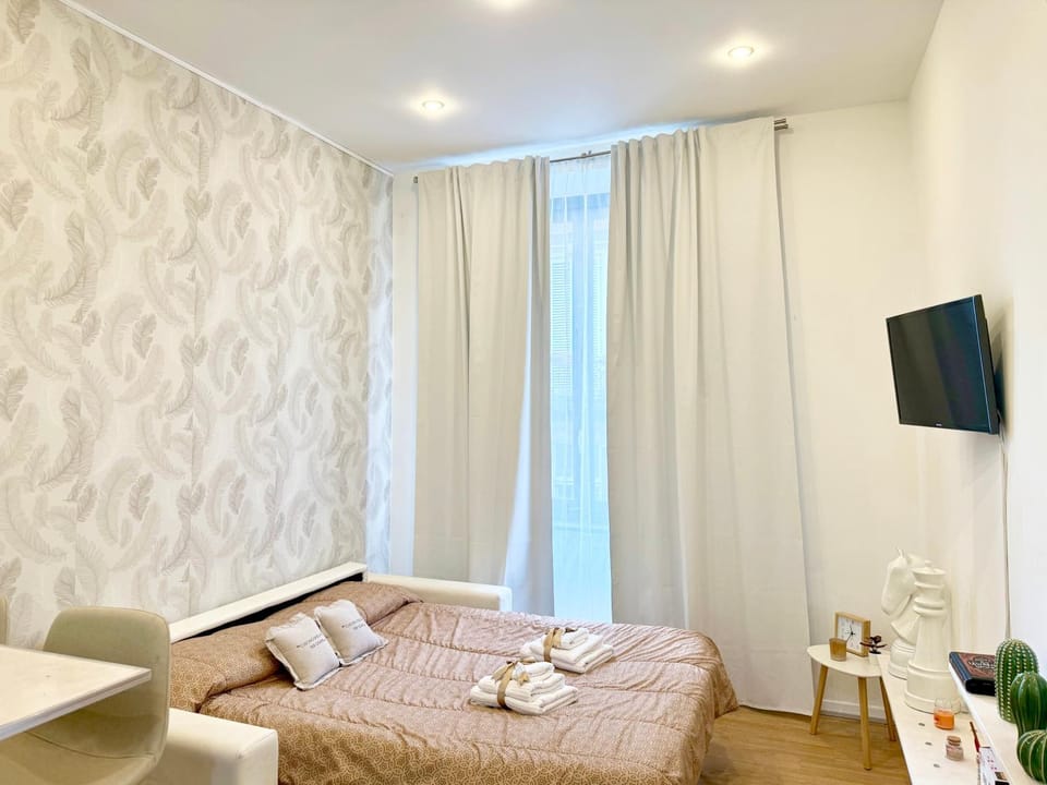 Bed, Living room, Seating area, towels