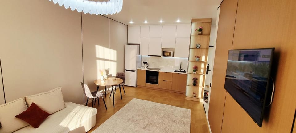 TV and multimedia, Kitchen or kitchenette, Living room, Photo of the whole room, Seating area, Dining area, oven