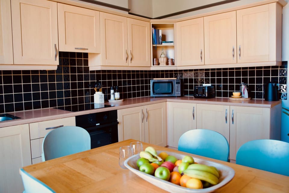 Kitchen or kitchenette, Seating area, Dining area, stove