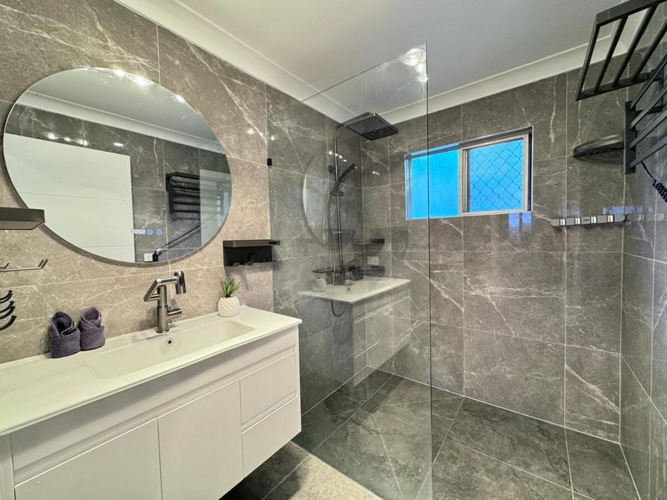 Wake up to Mountain Vista 3BR Light-filled Cottage House in Brisbane