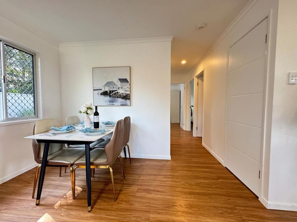 Wake up to Mountain Vista 3BR Light-filled Cottage House in Brisbane