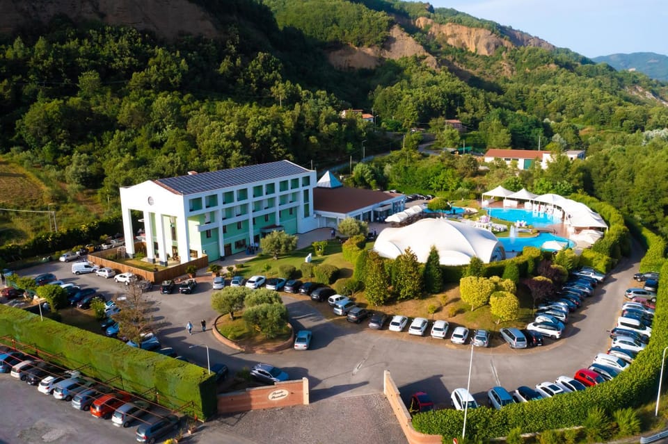 Property building, Day, Neighbourhood, Natural landscape, Bird's eye view, Mountain view, Pool view, Swimming pool, Parking