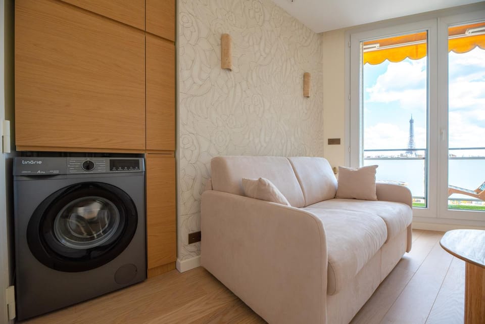 Bed, Living room, Photo of the whole room, washing machine