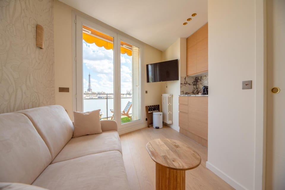 TV and multimedia, Kitchen or kitchenette, Living room, Seating area