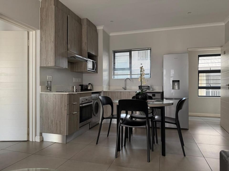 Sandton Grand 2-bed at Middle 2 Apartment in Sandton
