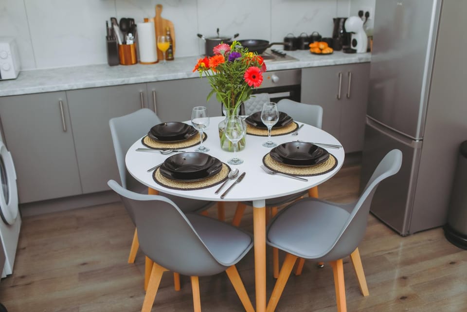Coffee/tea facilities, Kitchen or kitchenette, Dining area, stove
