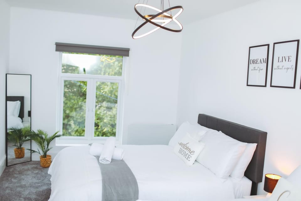 Bed, Photo of the whole room, Bedroom, towels