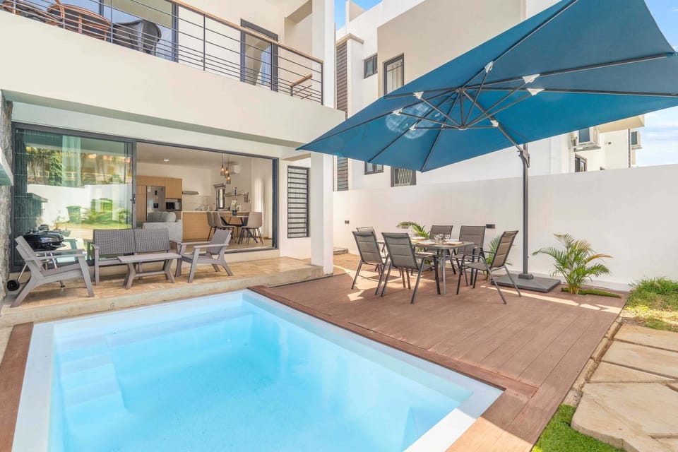 Property building, Patio, Balcony/Terrace, Dining area, Pool view, Swimming pool